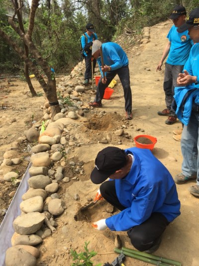 林務局人員與登山協會成員協力挖掘土穴並混入肥沃的客土2 新竹林區管理處提供